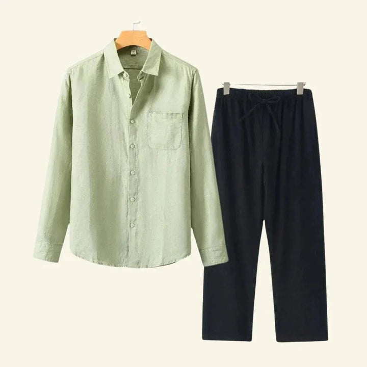 Lichte heren broek & blouse set, perfect als casual herenmode voor lente en zomer.