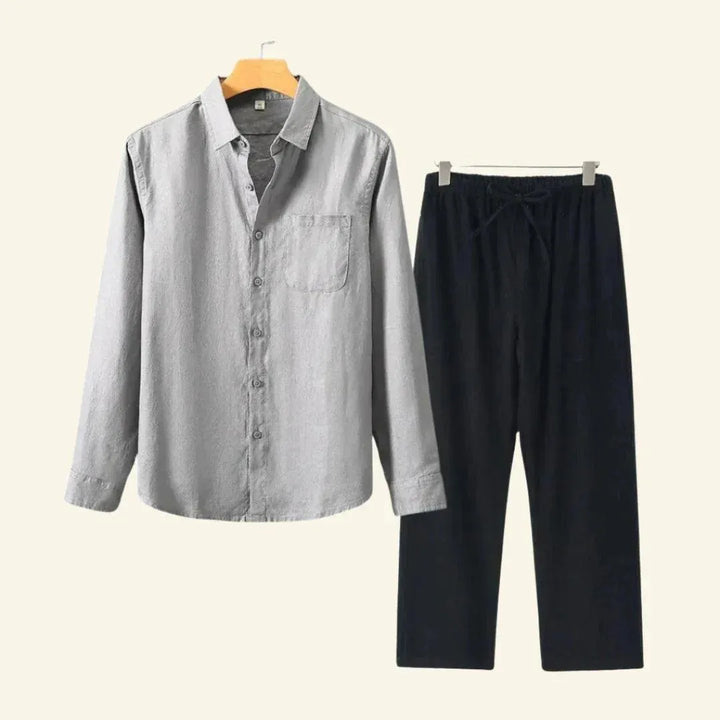 Detail van de comfortabele stof van deze heren broek & blouse set, basics heren.