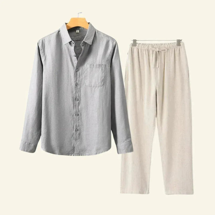 Model draagt complete heren broek & blouse set, stijlvolle & comfortabele herenmode.