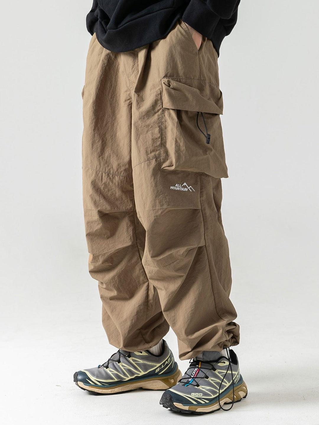 Stijlvolle zwarte heren cargo broek met rechte pijpen en meerdere functionele opbergzakken. Comfortabel.