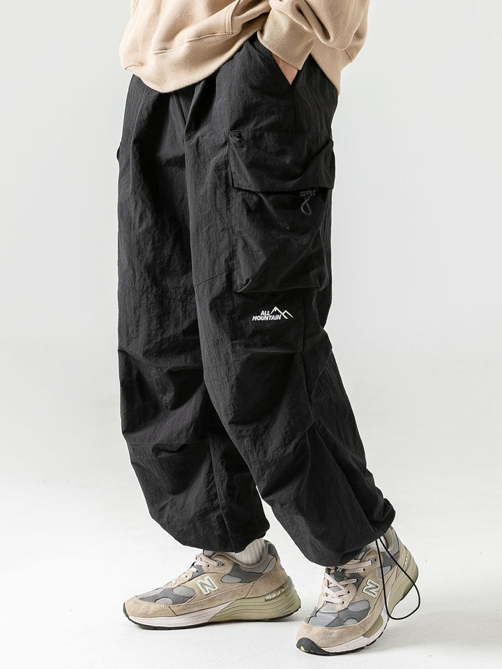 Heren cargo broek met elastische taille, praktische opbergzakken en comfortabele pasvorm. Geschikt voor outdoor.