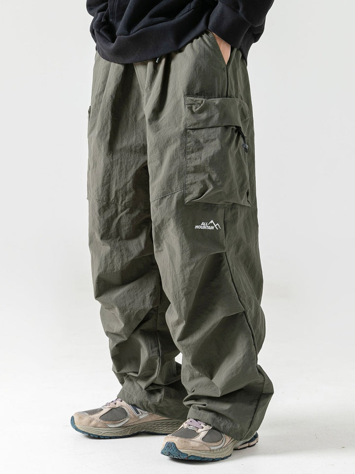Groene heren cargo broek, perfect voor wandelen. Voorzien van praktische opbergzakken en elastische taille.