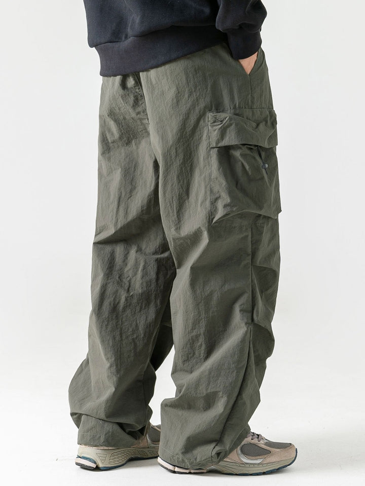 Bruine heren cargo broek, comfortabel voor vrijetijd. Rechte pijpen, functionele zakken en elastische taille.