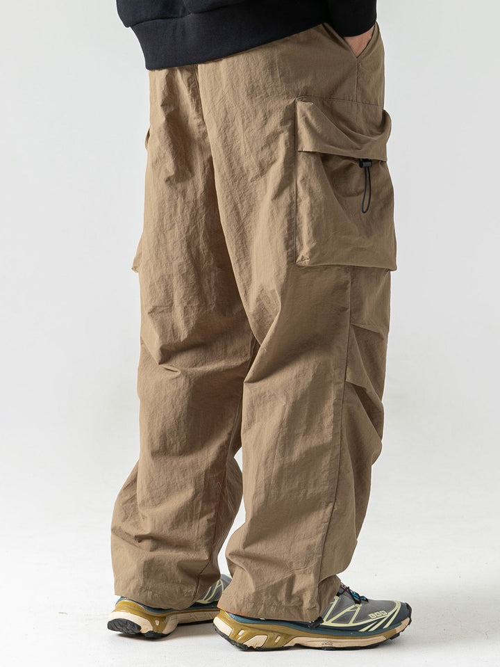 Zwarte heren cargo broek met ruime opbergzakken en elastische taille, veelzijdig voor elke man. Praktisch.