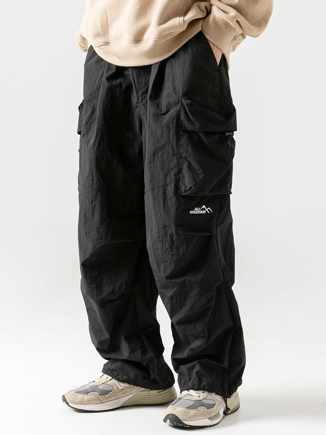 Comfortabele heren cargo broek voor outdoor en wandelen. Met praktische zijzakken en duurzaam design.
