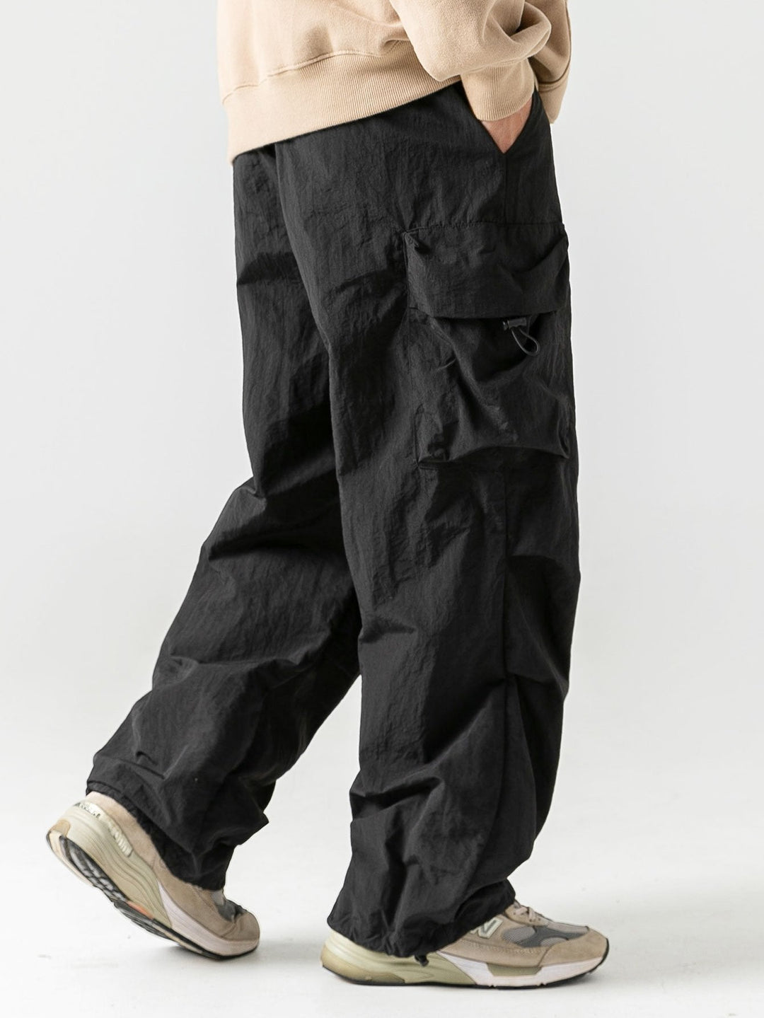 Praktische heren cargo broek met elastische taille en rechte pijpen. Ideaal voor vrijetijd en dagelijks gebruik.