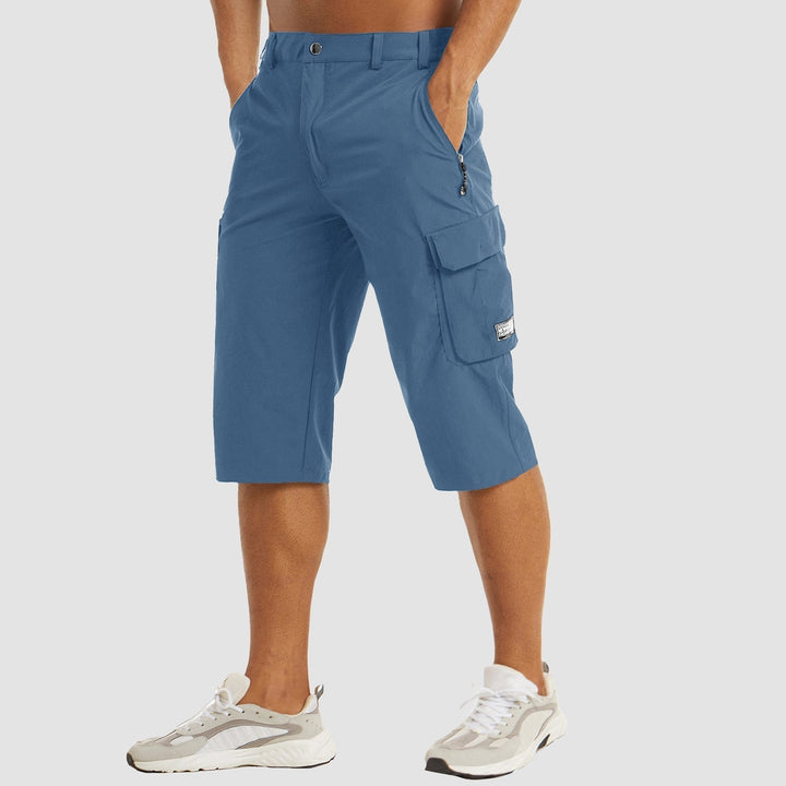 Donkerblauwe heren cargo shorts, sneldrogend en comfortabel, met handige zakken voor outdoor avonturen en reizen.