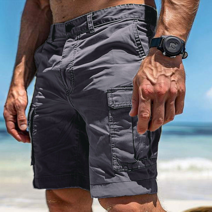 Detailopname van heren cargo shorts stof en stevige zijzakken, comfortabel voor de zomer.