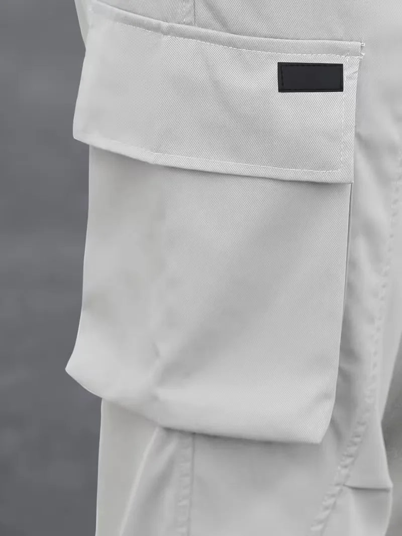 Modieuze heren cargobroek, streetwear look, elastische taille, comfortabel voor vrije tijd.