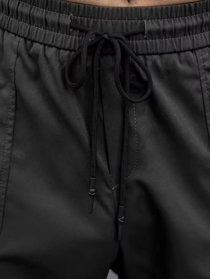 Heren cargobroek met elastische taille, rechte pijp, comfortabele streetwear look voor herfst.