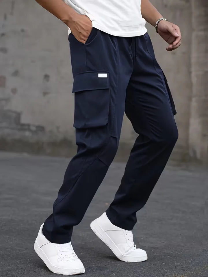 Veelzijdige heren cargobroek, comfortabel, elastische taille, perfect voor casual streetwear.
