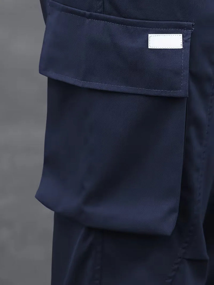 Stijlvolle heren cargobroek met elastische taille, streetwear esthetiek, comfortabele pasvorm.