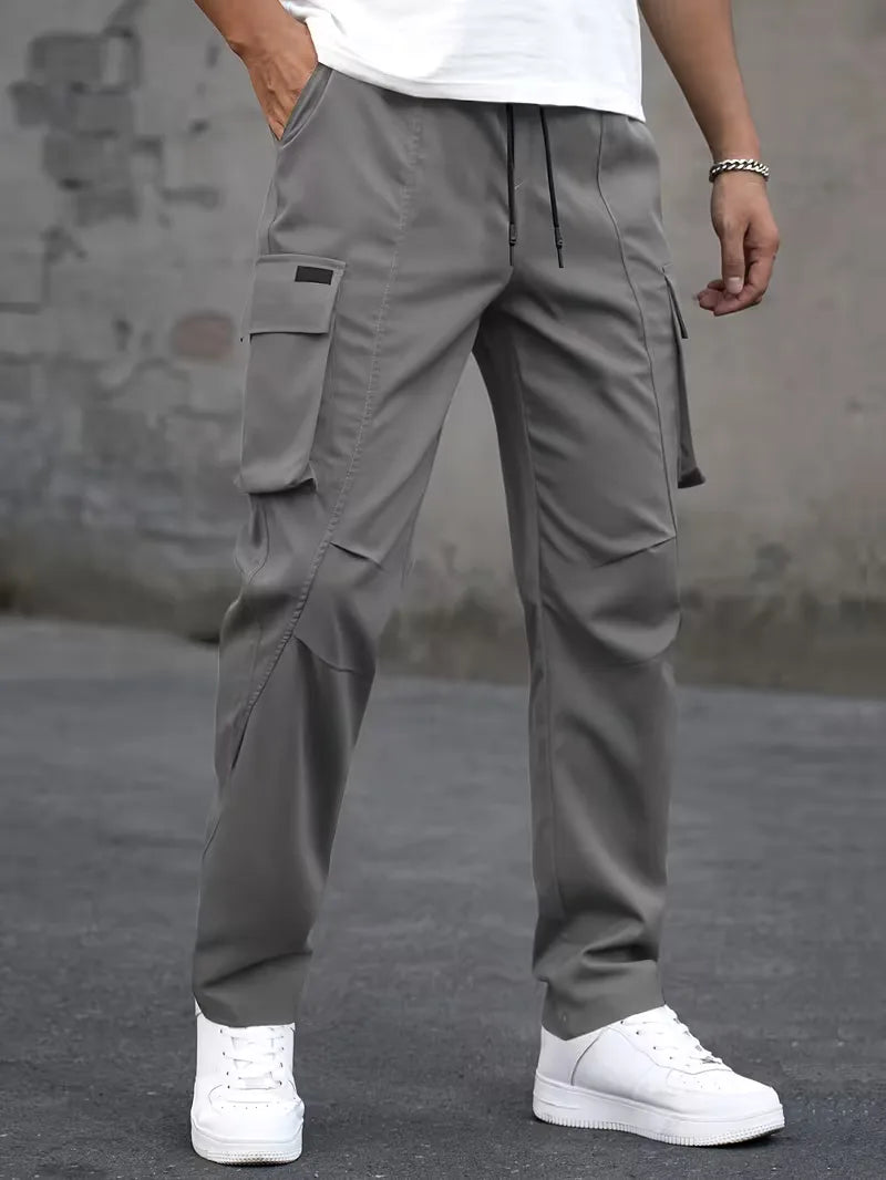 Moderne heren cargobroek, streetwear flair, elastische tailleband, comfortabele rechte pijp.