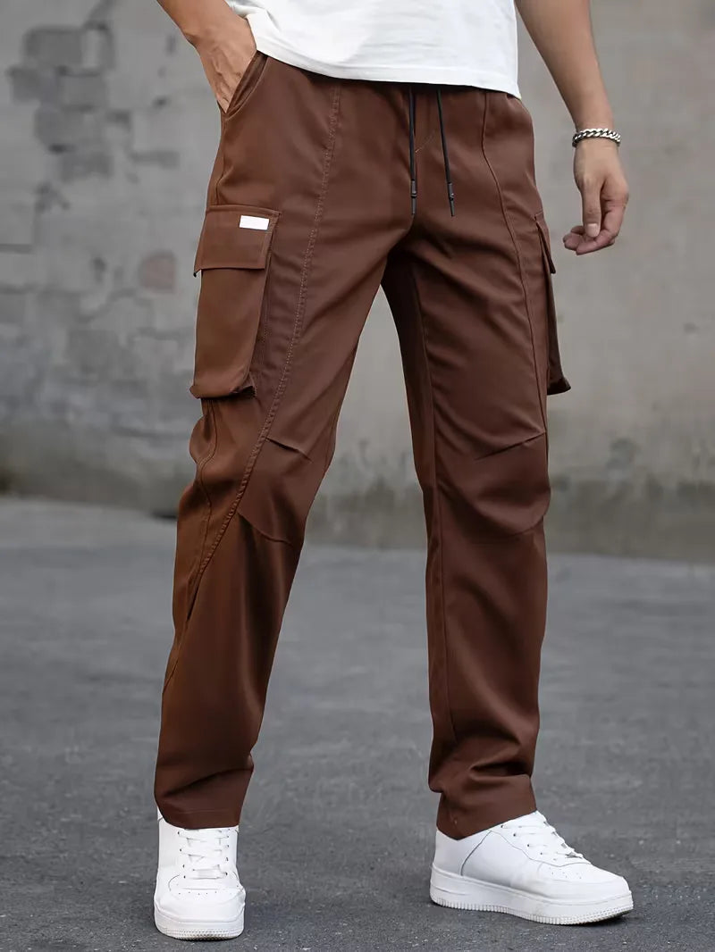 Stijlvolle heren cargobroek met praktische zakken en elastische taille, ideaal voor streetwear.