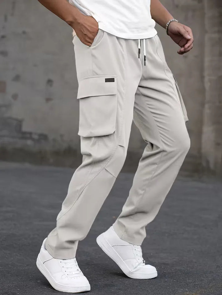 Stijlvolle heren cargobroek, elastische taille, rechte pijp, comfortabel voor stedelijke look.
