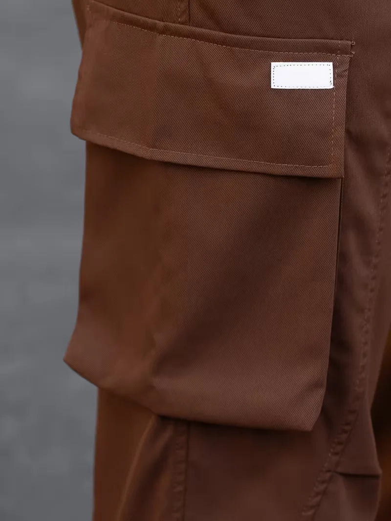 Trendy heren cargobroek, elastische taille, ruime zakken, perfect voor een casual herfstoutfit.