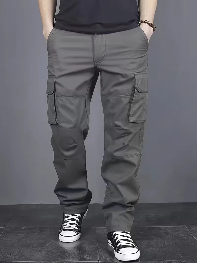 Zijaanzicht van de straight-leg heren cargobroek met ruime flapzakken, praktisch en modern voor heren.