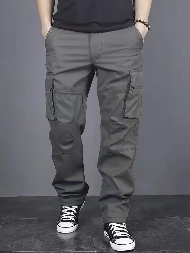 Zijaanzicht van de straight-leg heren cargobroek met ruime flapzakken, praktisch en modern voor heren.