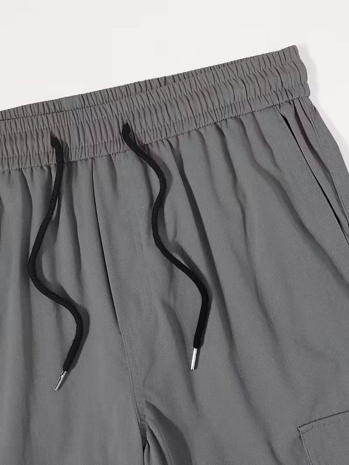 Bruine heren cargobroek, een veelzijdig kledingstuk voor herfst en lente, comfortabel en casual streetwear.