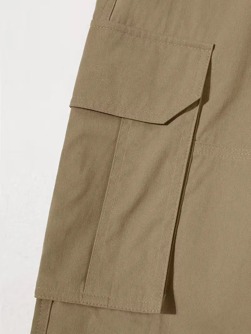 Detail van de stiksels en afwerking op een heren cargobroek, kwaliteit en aandacht voor detail, comfortabel.