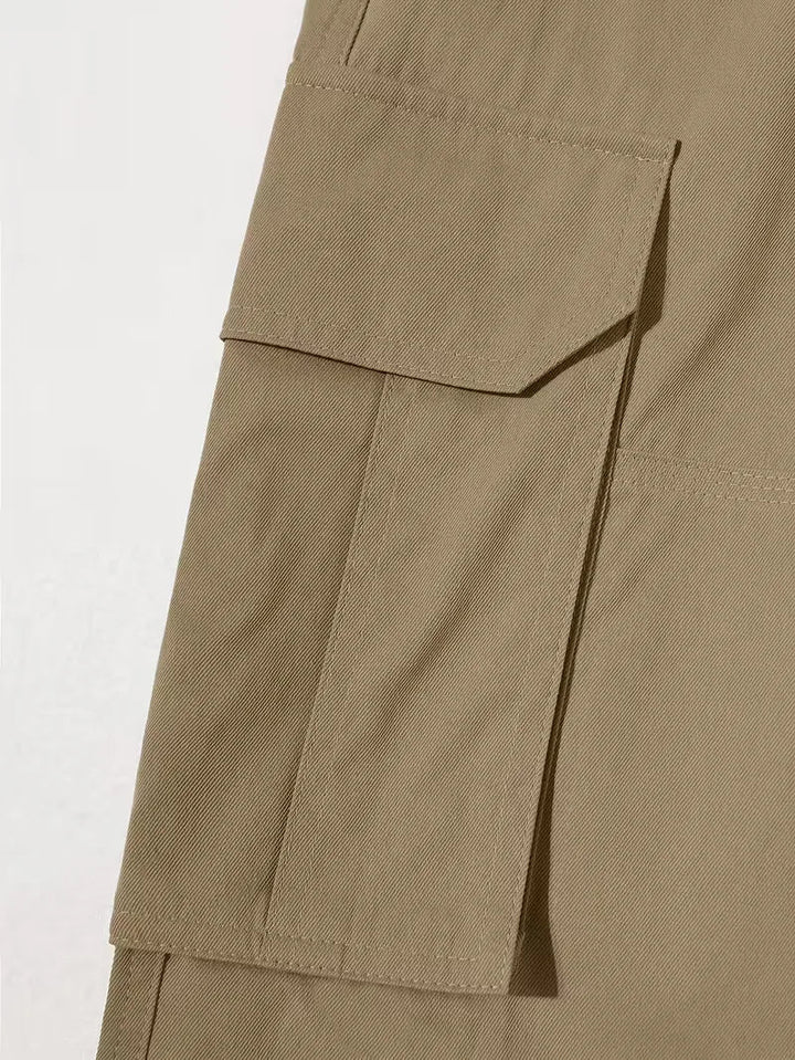 Detail van de stiksels en afwerking op een heren cargobroek, kwaliteit en aandacht voor detail, comfortabel.