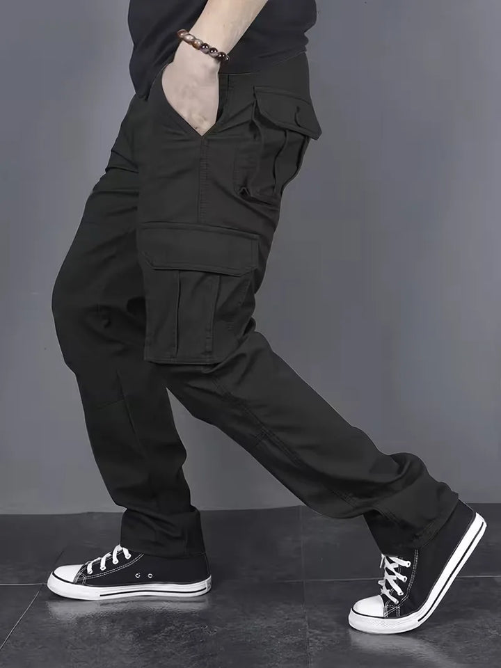 Gedetailleerde foto van de flapzakken op een heren cargobroek, praktisch en trendy voor heren.