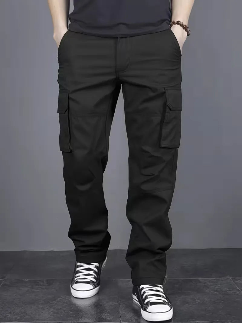 Zwarte heren cargobroek, straight-leg pasvorm, perfect voor een comfortabele en stoere dagelijkse look.