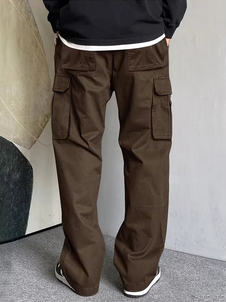 Heren cargobroek met meerdere flapzakken en een flexibele taille met trekkoord, veelzijdig en casual.