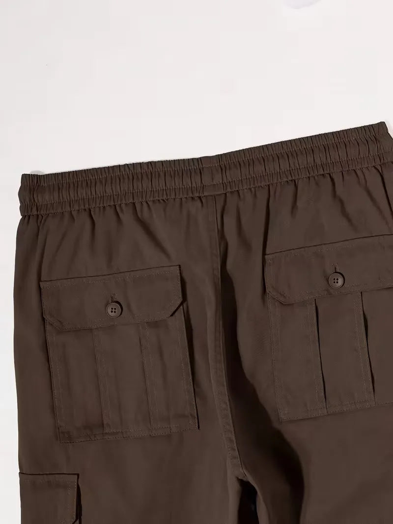 Strakke heren cargobroek met strategische flapzakken, ideaal voor een trendy, casual lente/zomer look.