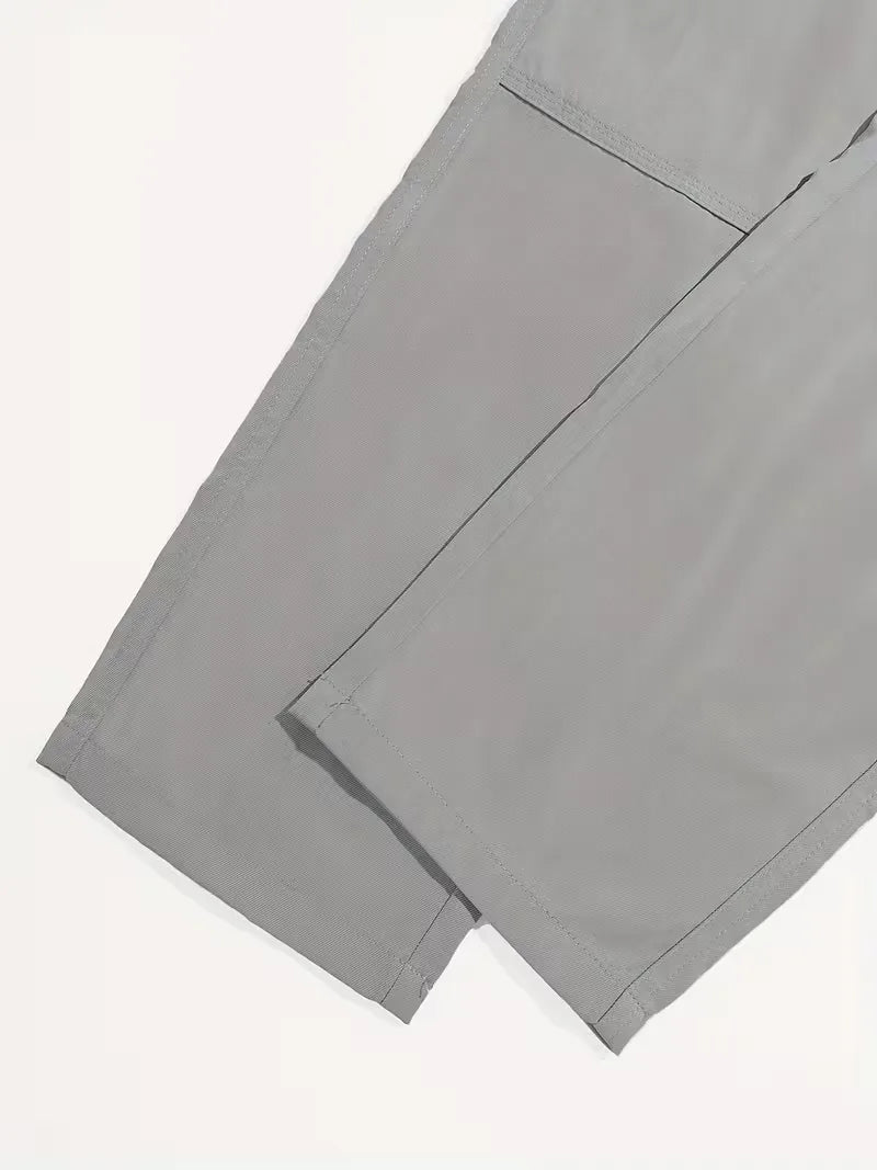 Close-up van de praktische flapzakken op de trendy heren cargobroek, ideaal voor streetwear.
