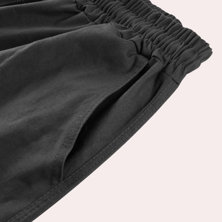 Stijlvolle heren cargobroek in zwarte kleur, perfect voor een relaxte look.