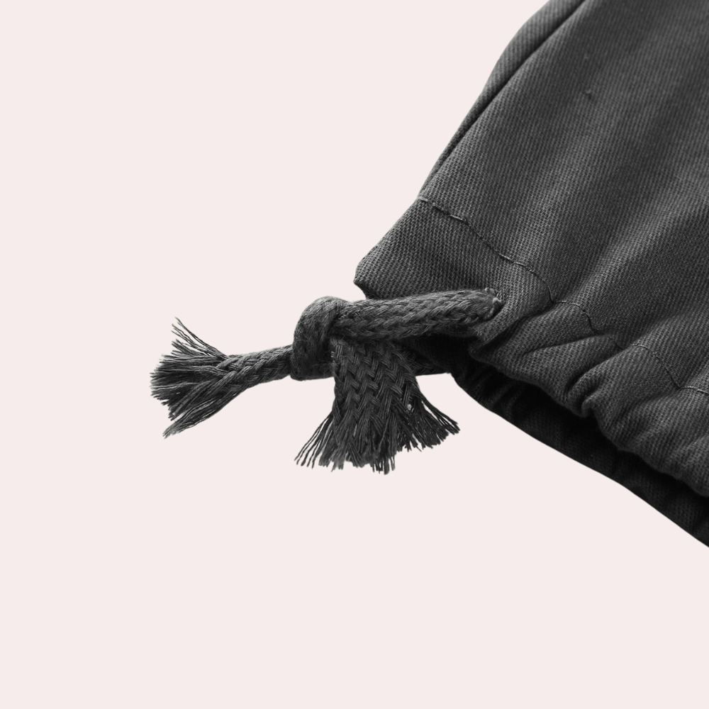Casual herenbroek met trekkoord, functioneel en comfortabel voor dagelijks gebruik.