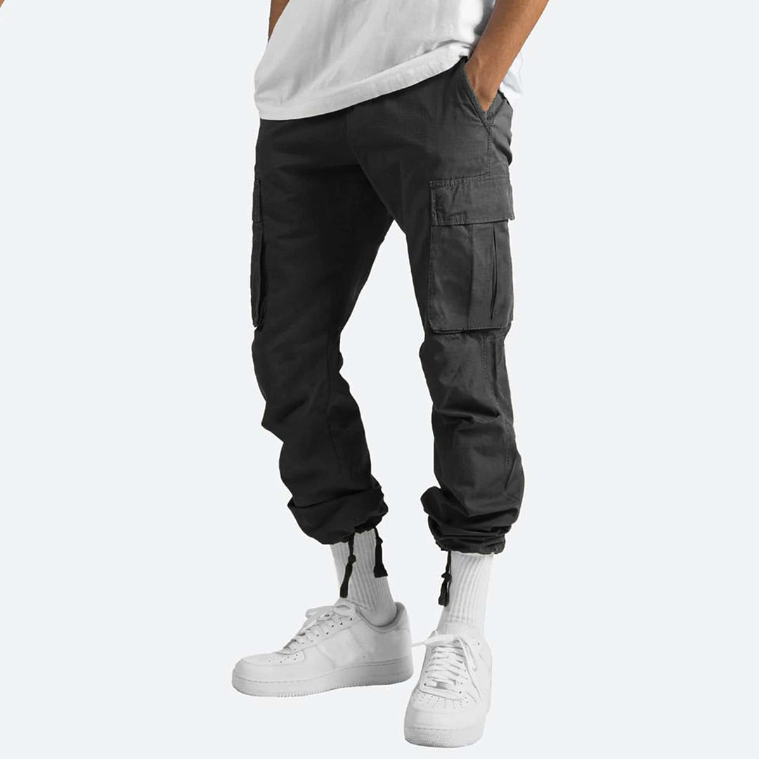 Herenbroek met cargo zakken, elastische taille en trekkoord voor een moderne look.