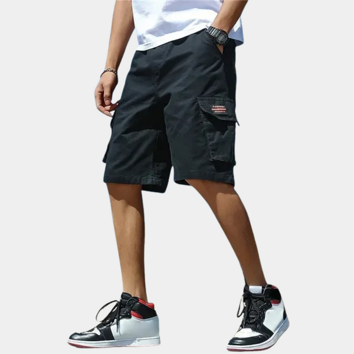 Een stack van diverse kleuren heren katoenen cargoshorts, perfect voor casual herenmode en vrije tijd.