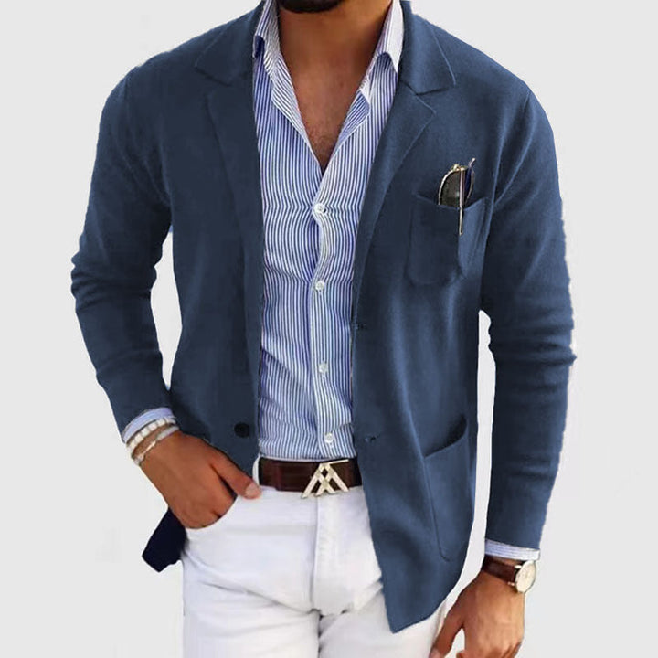 Heren casual blazer, gecombineerd met een overhemd, demonstreert een professionele en ontspannen look.