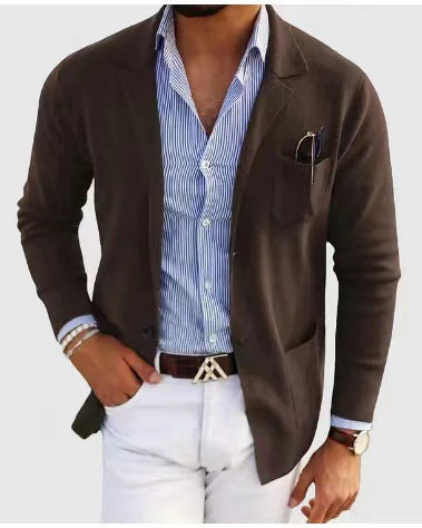 Close-up van de mouw en knopen van de polyester herenblazer met klepzakken, benadrukt de kwaliteit.