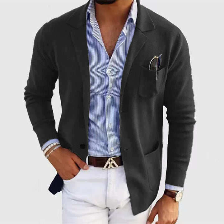 Close-up van de textuur van de polyester heren casual blazer met zichtbare klepzakken en knopen.
