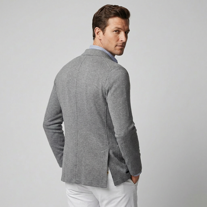 Detailopname van een klepzak op een herenblazer, benadrukt de afwerking. Geschikt voor zakelijke kleding.