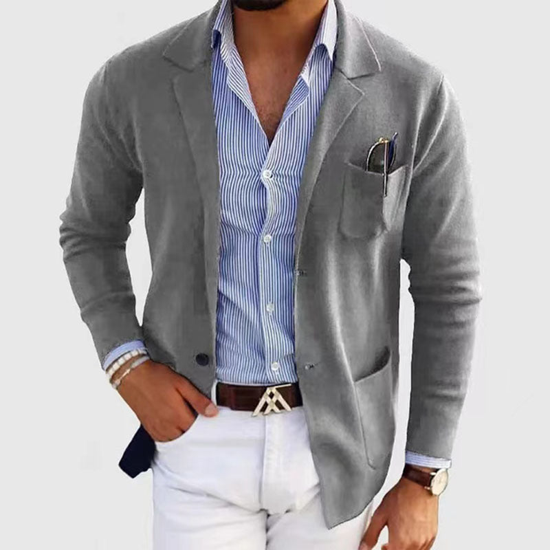 Heren casual blazer in beige kleur, toont de veelzijdigheid van het ontwerp en de modieuze stijl.