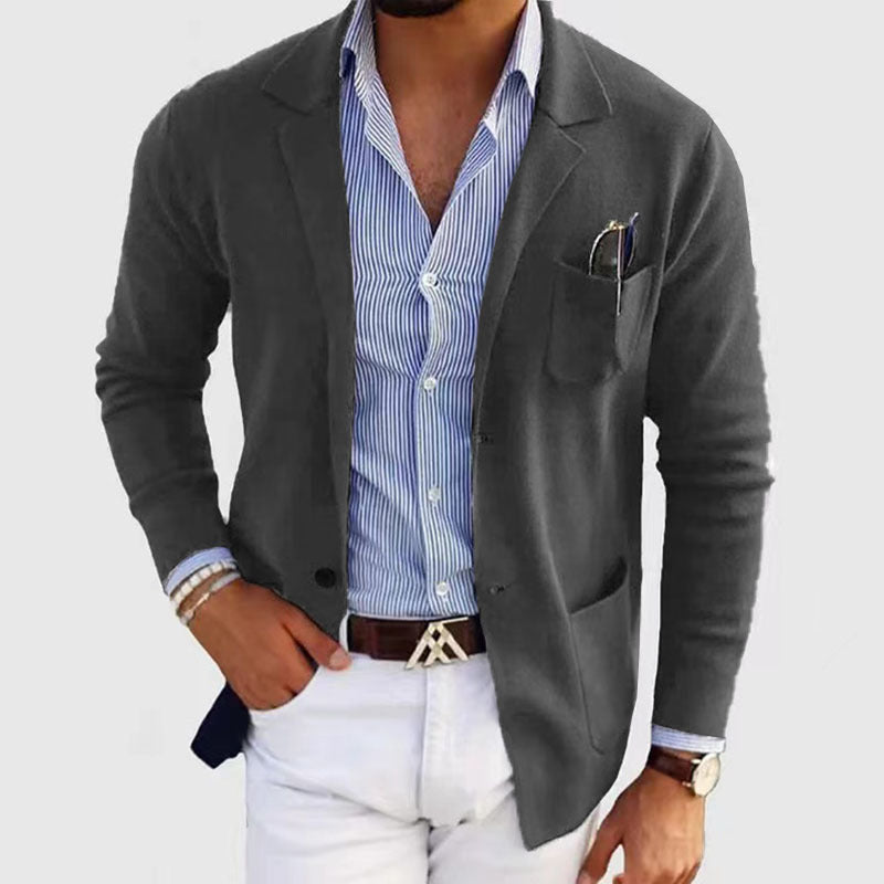 Achteraanzicht van de herenblazer, casual model, met aandacht voor de snit en de fijne afwerking.
