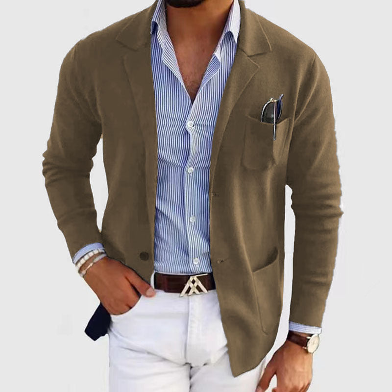 Gestileerde afbeelding van de herenblazer met klepzakken, geschikt voor een smart-casual ensemble.