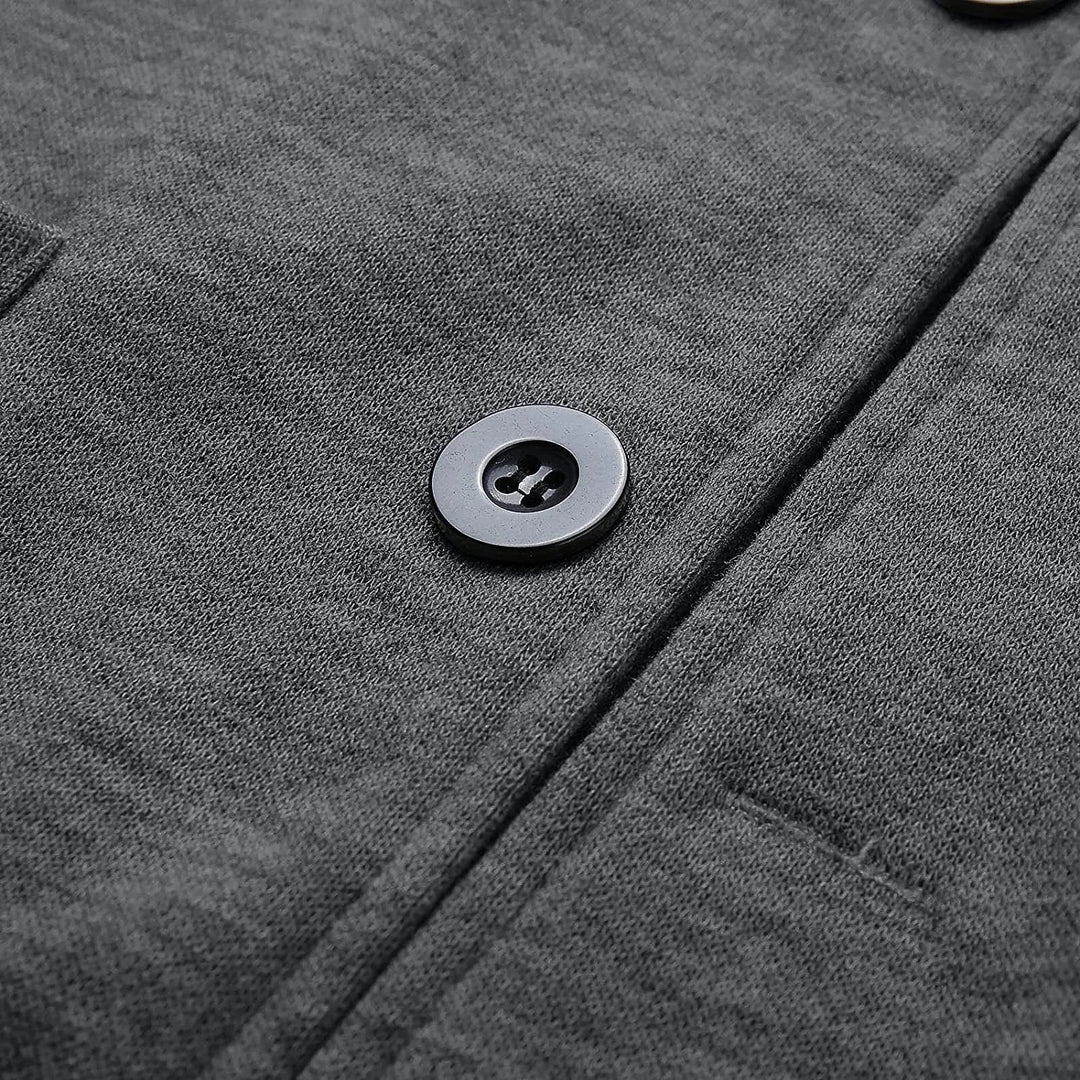 Zijaanzicht van de perfect passende heren blazer, een essentieel kledingstuk voor de moderne man.