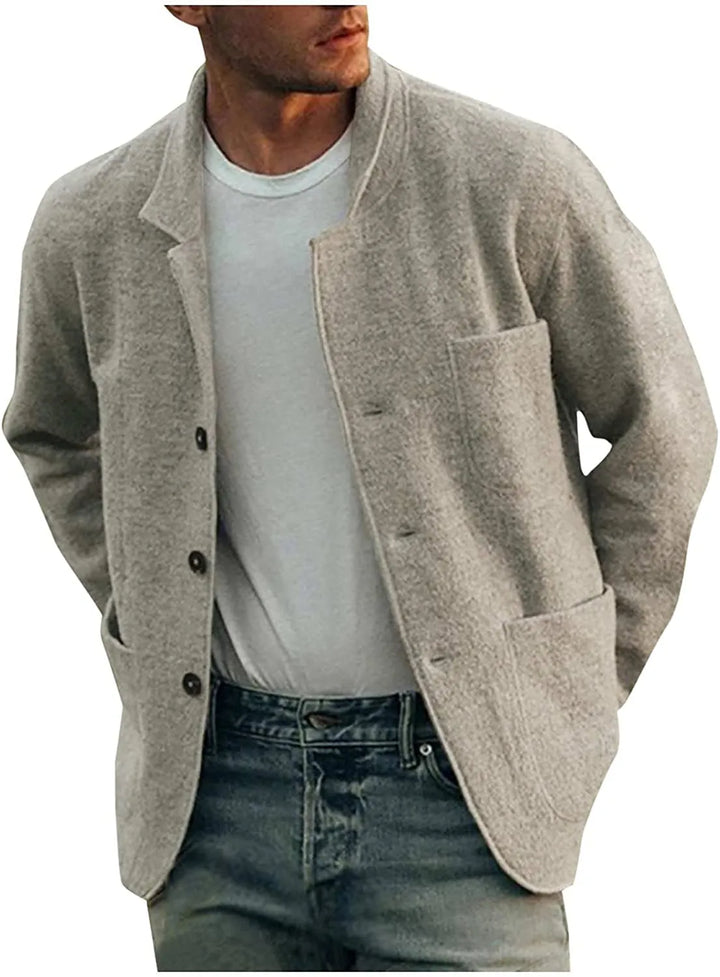 Model draagt een chique casual heren blazer in donkerblauw, moderne herenmode. Stijlvolle look.