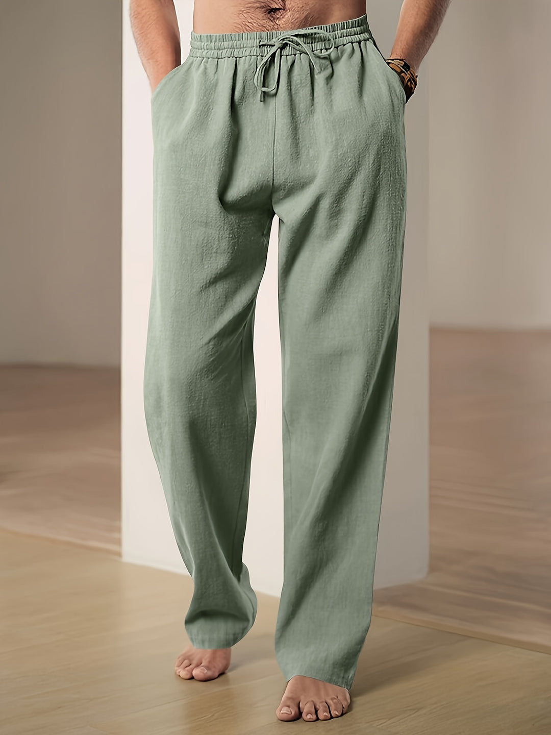 Comfortabele herenbroek van ademend materiaal, perfect voor een casual, stijlvolle zomerlook.