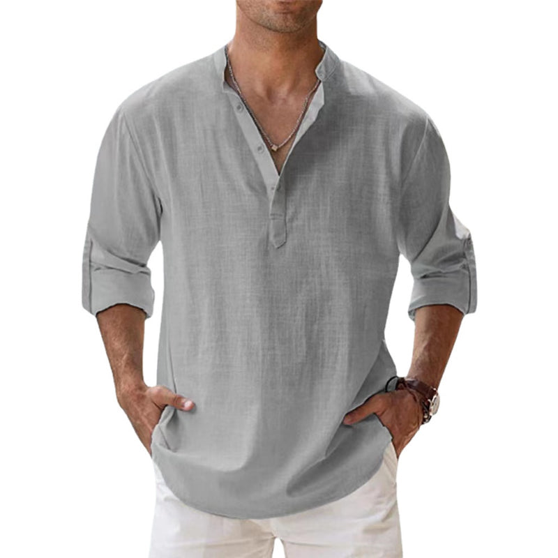 Model draagt een blauw heren Henley shirt met lange mouwen, comfortabel en ademend voor zomer.