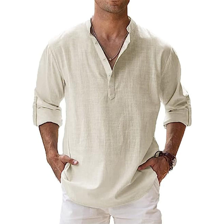 Detail van de kraag en mouwen van een zwart heren Henley shirt, comfortabel en modieus voor de zomer.
