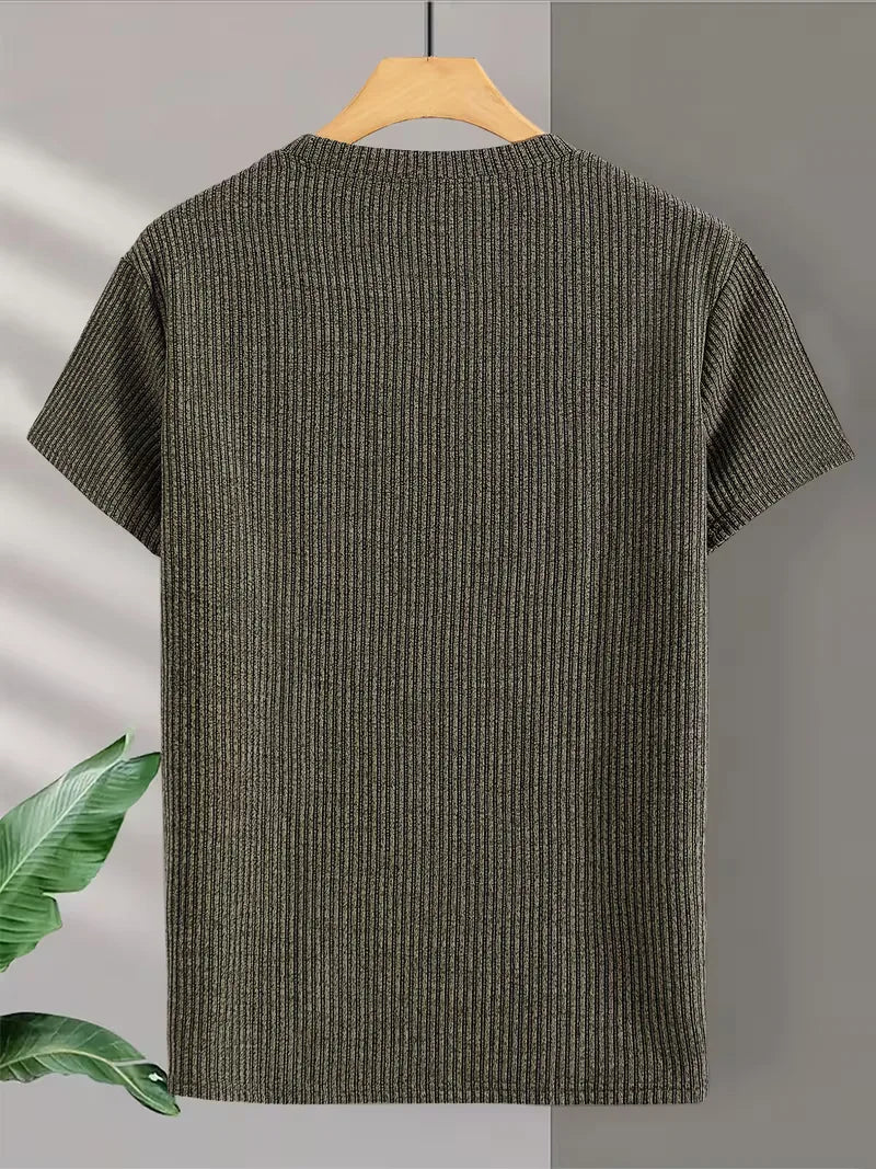 Lichtgewicht heren T-shirt met jacquard, ronde hals. Perfect voor de lente en warme zomerse dagen.