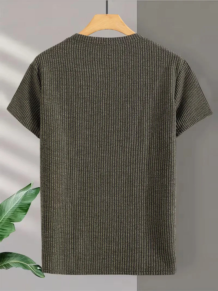 Lichtgewicht heren T-shirt met jacquard, ronde hals. Perfect voor de lente en warme zomerse dagen.