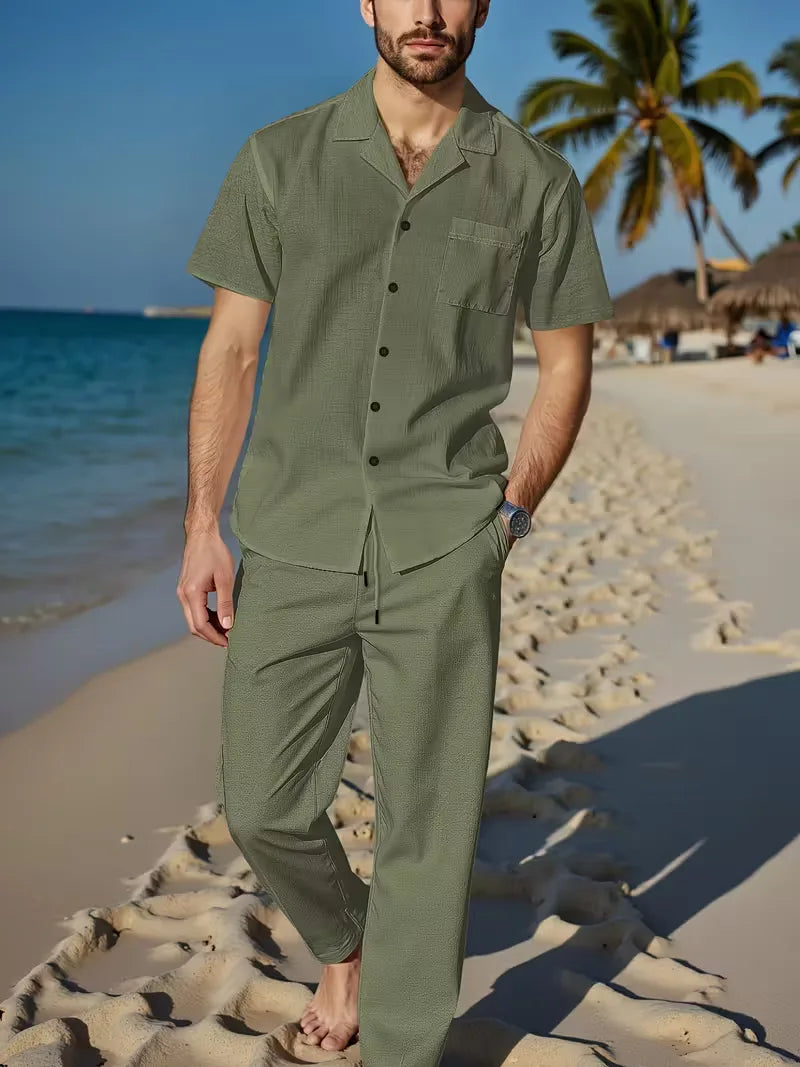 Tweedelige casual herenset met V-hals overhemd en korte broek, perfect voor vakantie.