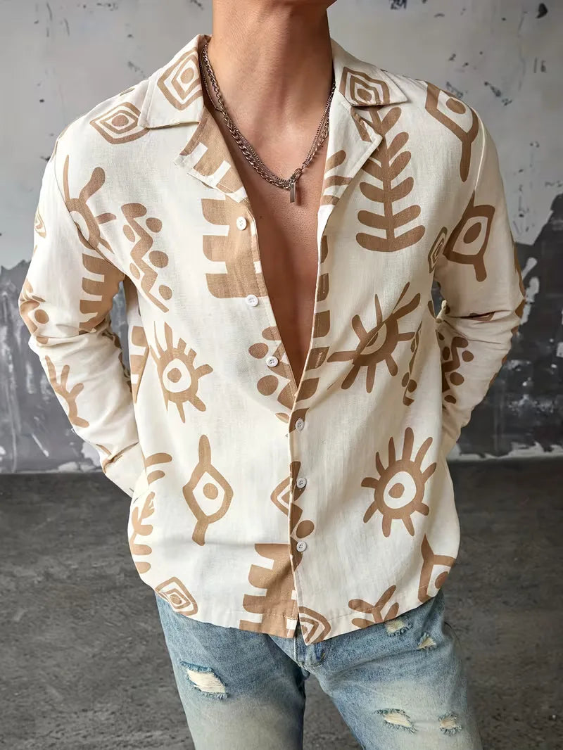 Detail van abstracte print op abrikoos heren casual overhemd, met subtiele knoopsluiting en V-hals.